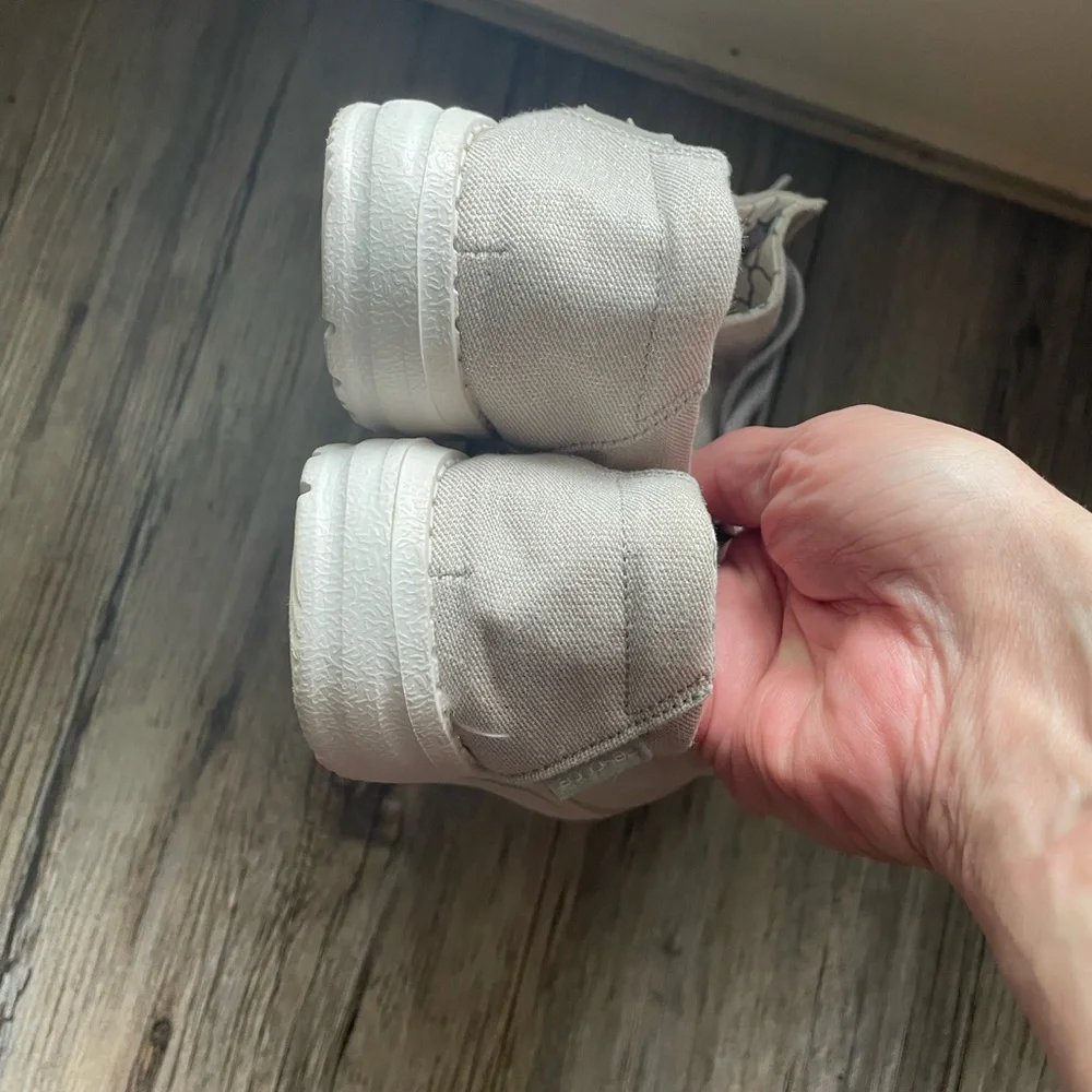 Hey Dude Wendy Cream Casual Shoes Excellent Condition sz 5